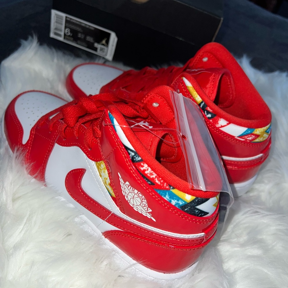 New air Jordan 1 mid SE (GS)